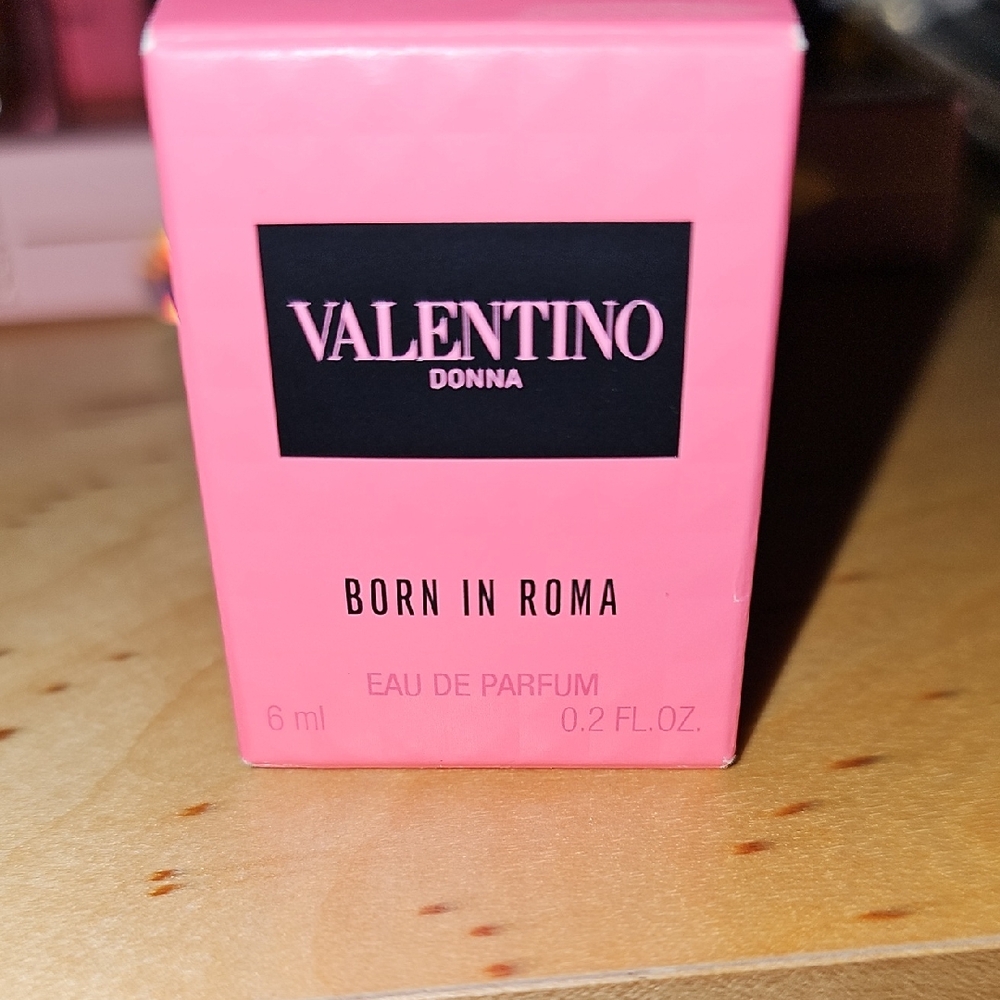 Valentino Donna Born in Roma Eau de Parfum - Vibrant Pink